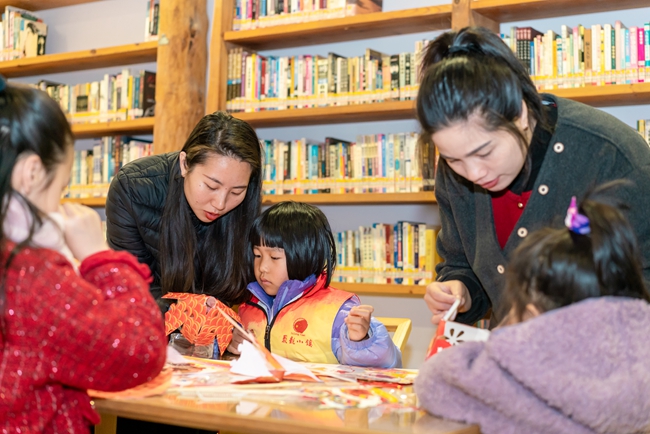 在儿童之家开展非遗灯笼手作活动