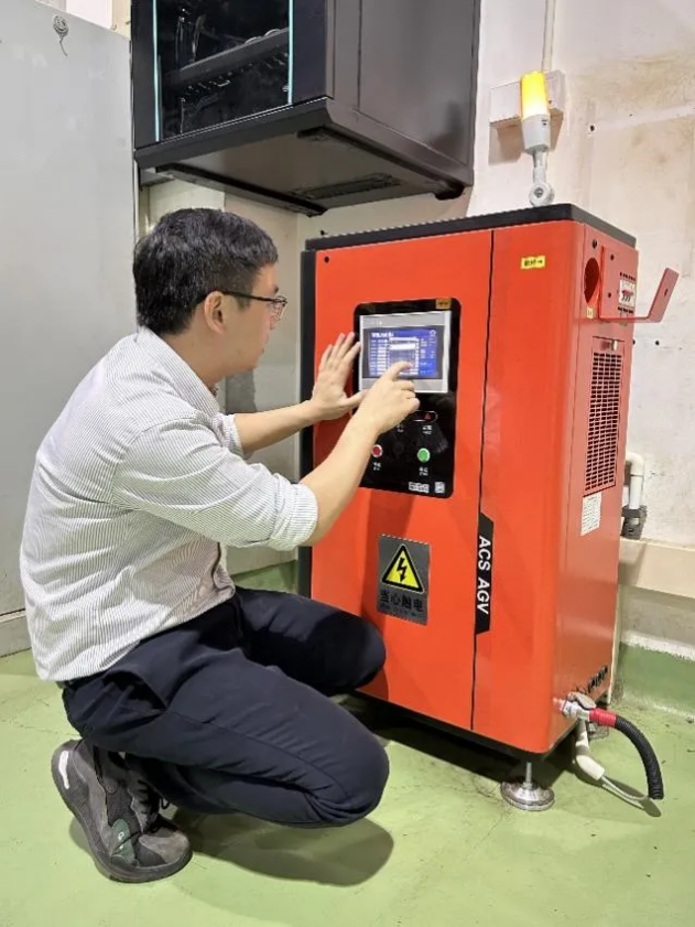 技术员现场检查设备