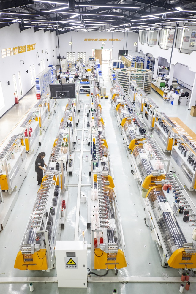 莆田鞋厂流水线。陈斌摄