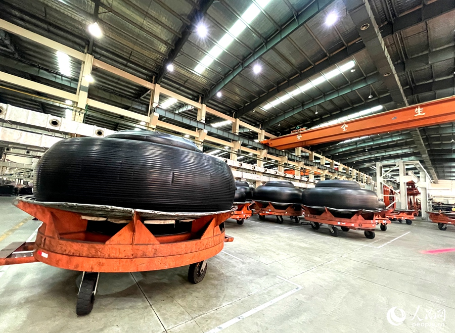 全钢巨型轮胎生产车间。人民网记者 陈蓝燕摄