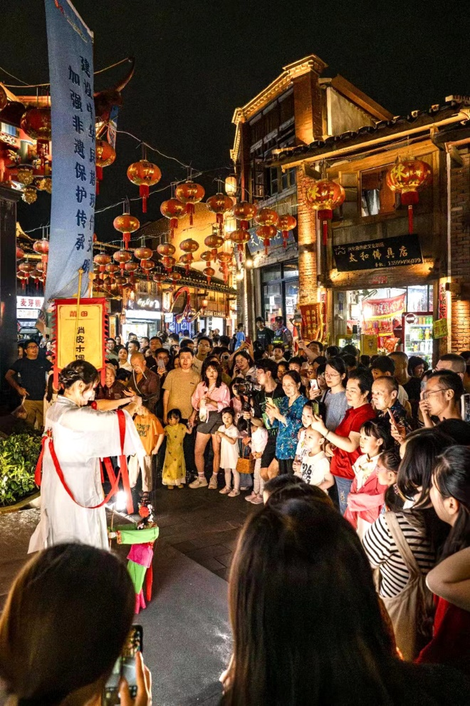 市民在兴化府历史文化街区围观传统表演。蔡昊摄