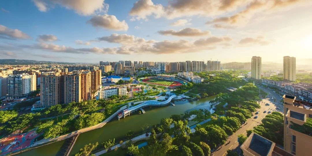 惠安中心城区在老旧小区改造后旧貌换新颜,公园、运动场与住宅区相映成趣,勾勒出一幅宜居宜业的城市新画卷。戴艺摄