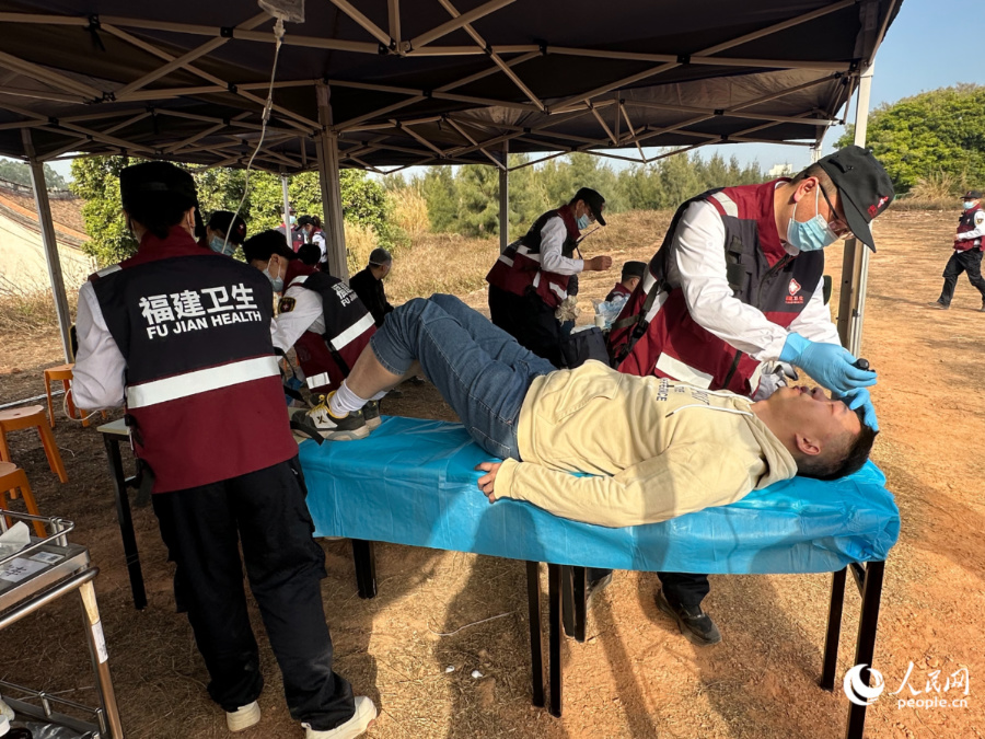 空中救援力量密切配合。人民網記者 張萌攝