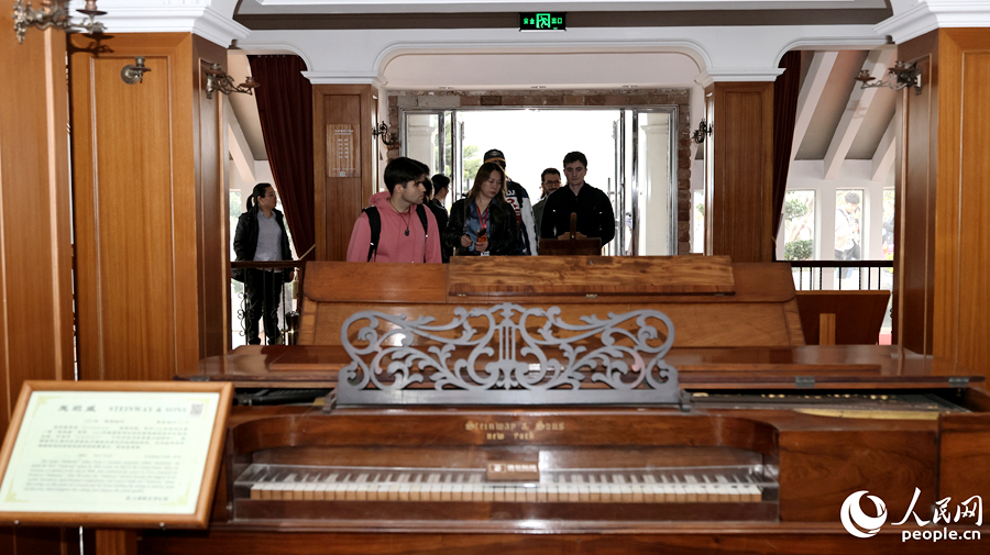 嘉賓們走進鼓浪嶼鋼琴博物館。人民網記者 李昌乾攝