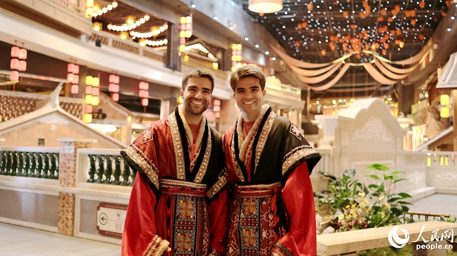 在廈門“嶼見閩南·時光幻境”主題景區體驗漢服。人民網記者 李昌乾攝