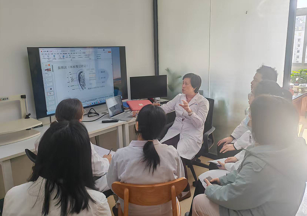 庄佩耘正在給進修人員授課。鄭森年攝