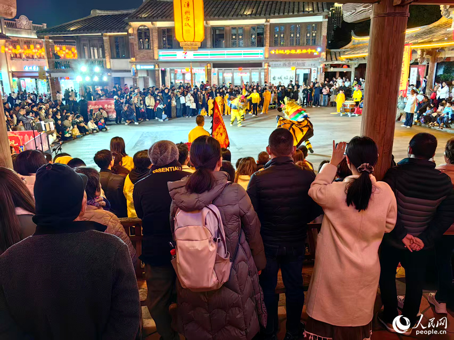 夜幕降临,漳州古城热闹非凡。人民网 苏海森摄