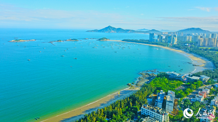 东山岛水清滩净,风光旖旎。人民网记者 李昌乾摄
