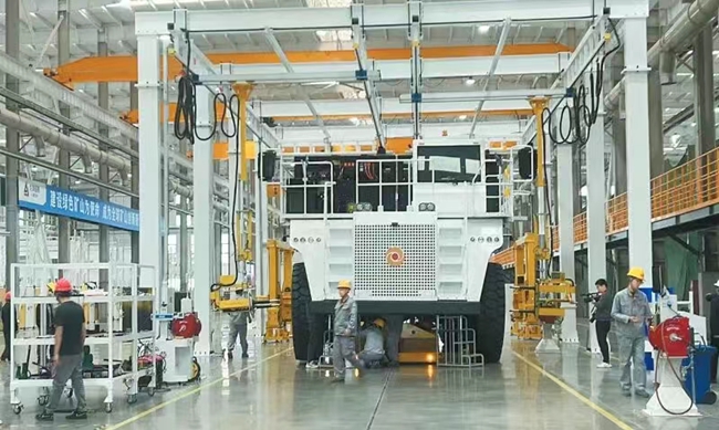 首台纯电动矿用自卸车LK220E正式交付。新罗区融媒体中心供图