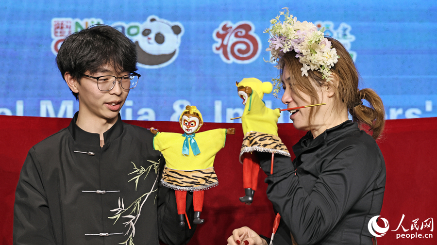 来宾近距离互动体验,沉浸式感受布袋木偶韵味。人民网记者 李昌乾摄