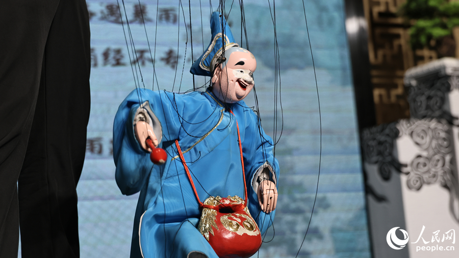 小沙弥眉眼灵动,尽显提线木偶技艺的精妙传神。人民网记者 李昌乾摄
