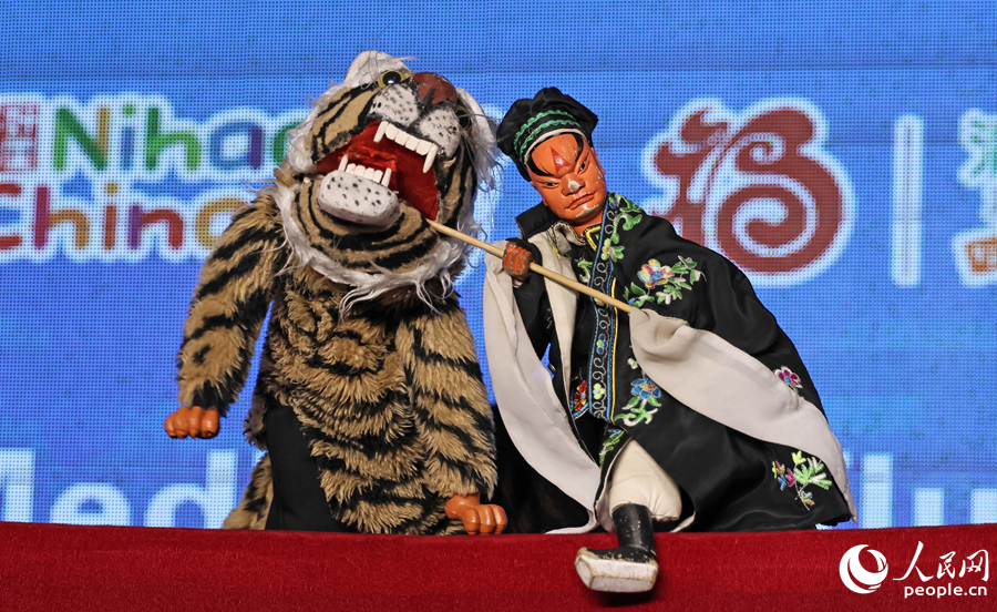 布袋木偶戏演绎武松打虎,艺人掌间腾挪尽显技艺精妙。人民网记者 李昌乾摄