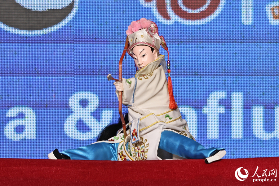 布袋木偶戏《大名府》表演,以 “掌上乾坤” 再现梁山好汉花荣拉弓搭箭,百步穿杨的英武风采。人民网记者 李昌乾摄
