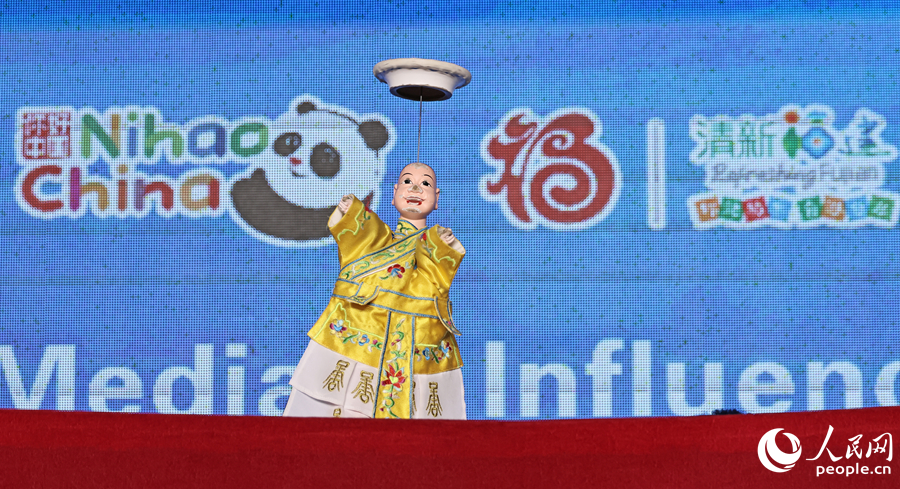 艺人掌控阮小七木偶,转盘子动作利落,定格《大名府》经典场景。人民网记者 李昌乾摄