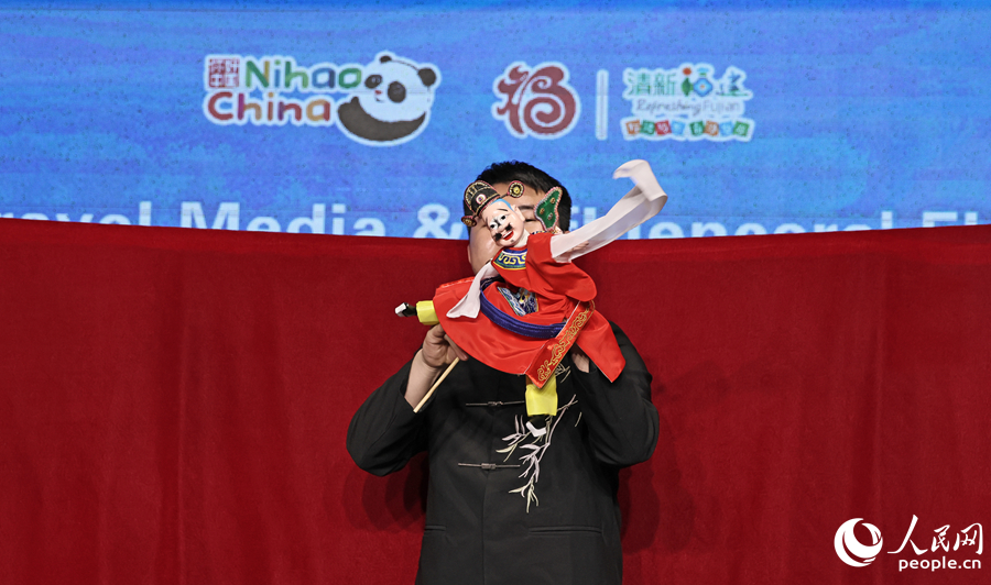 布袋木偶戏《大名府》表演,艺人掌运门官木偶,举手投足间尽显精湛技艺。人民网记者 李昌乾摄