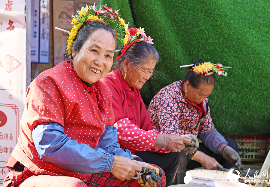 蟳埔蟳埔渔女的头饰俗称“簪花围”。人民网记者 李昌乾摄