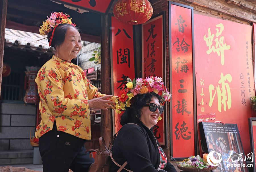 蟳埔女用巧手为远道而来的欧洲旅游达人打造专属的 “头顶上的花园”。人民网记者 李昌乾摄