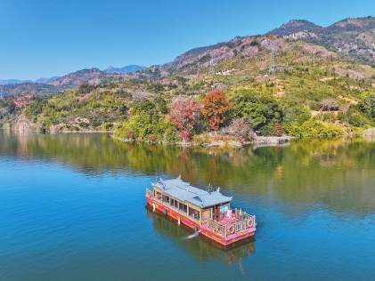 永泰赤錫庫區開通水上賞梅專線，將河湖保護治理與生態旅游深度融合。記者 包華攝