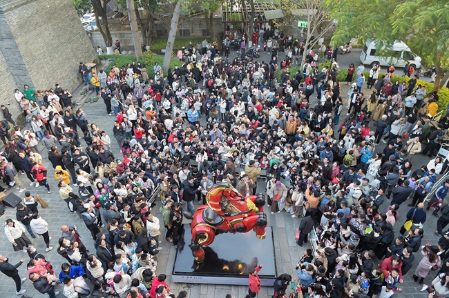 市民围观“六合同风马”