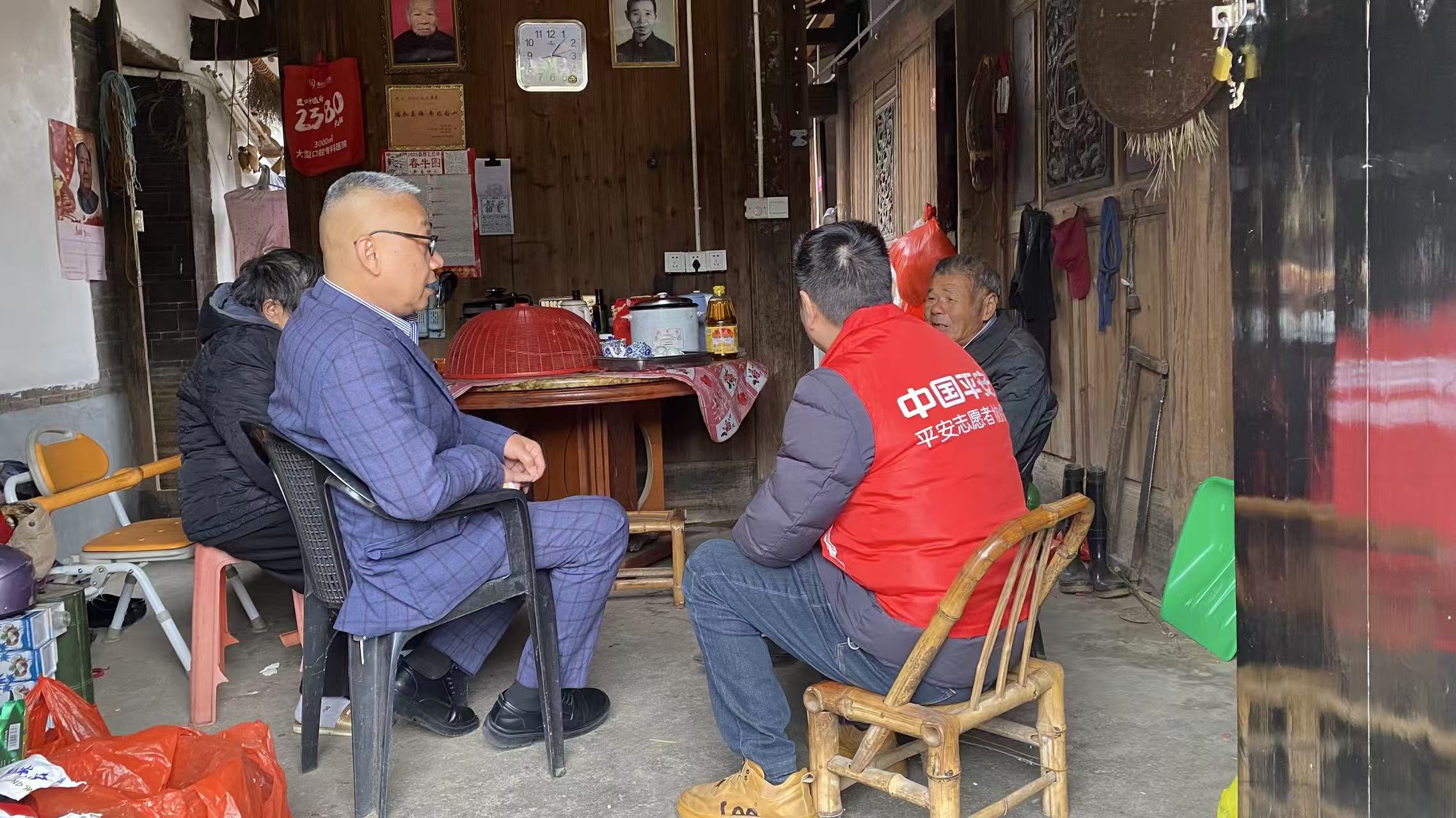 平安产险工作人员入户慰问特殊农户家庭，收集难点需求，为下一步开发更普惠、更精准的产品做好准备