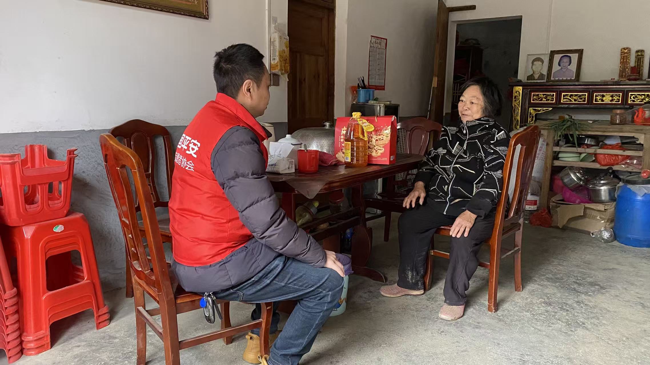 平安产险工作人员入户慰问特殊农户家庭，收集难点需求，为下一步开发更普惠、更精准的产品做好准备