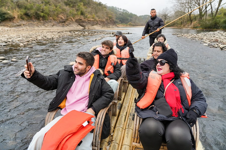 欧洲旅游媒体与博主们乘坐竹筏，用镜头记录武夷山水之美。
