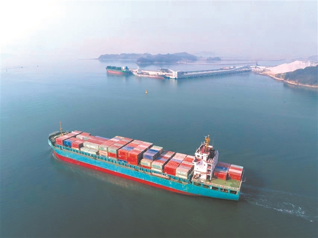 日前,在漳灣作業區21號泊位,滿載集裝箱的貨輪有序進出,港區作業火力全開,一派繁忙景象。