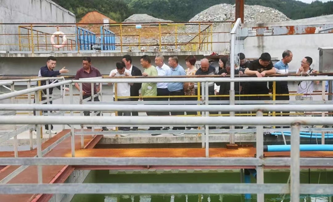 周寧縣群眾代表、人大代表、環保協會志願者代表等走進周寧縣不鏽鋼深加工產業園內的寧德盟信環保科技有限公司，近距離觀察污水處理流程。湯文娟攝