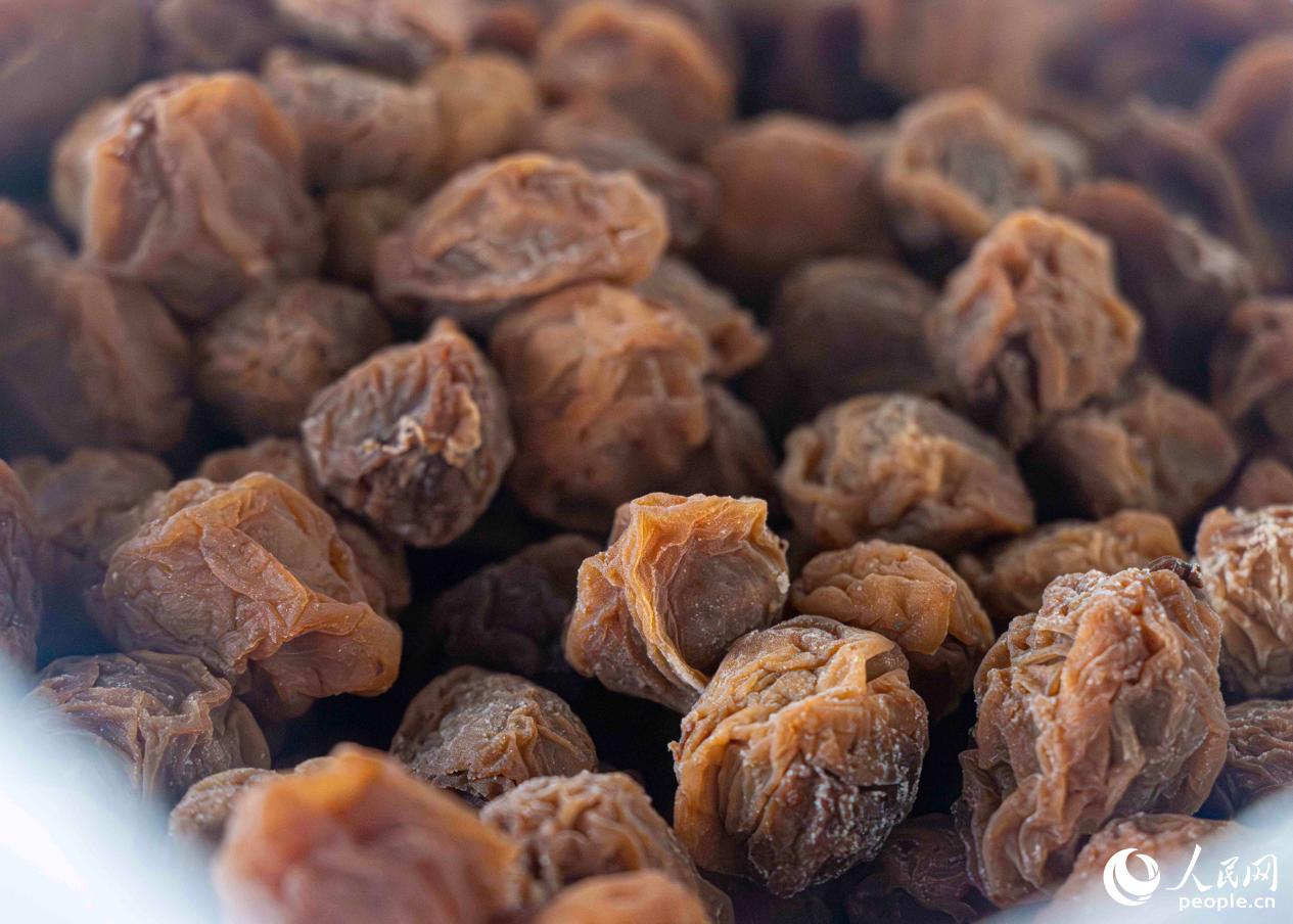 梅子干是當地有名農特產品。人民網 林銘賢攝