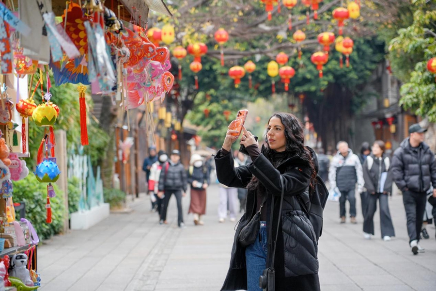 歐洲旅游博主穿梭於三坊七巷間，感受有福之州的“年味”