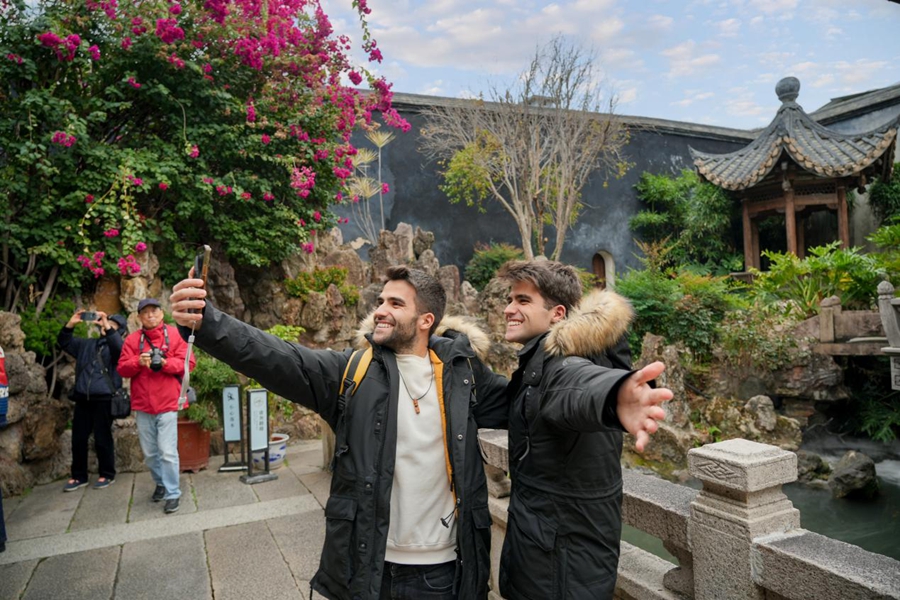 歐洲旅游博主在水榭戲台，領略其建筑精巧與空間意趣