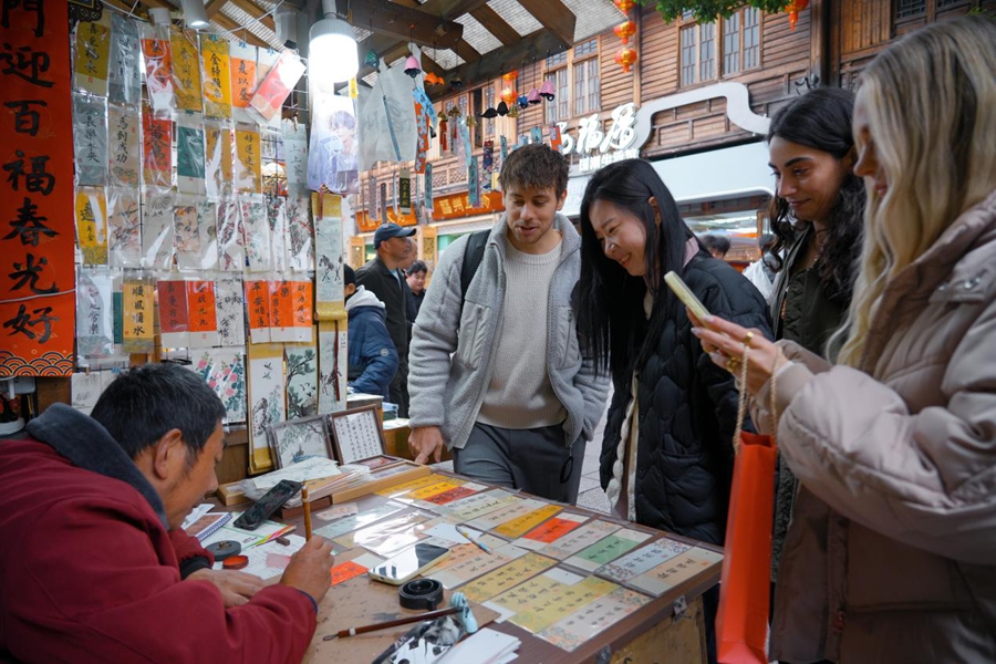 挑選油紙傘、軟木畫等特色紀念品