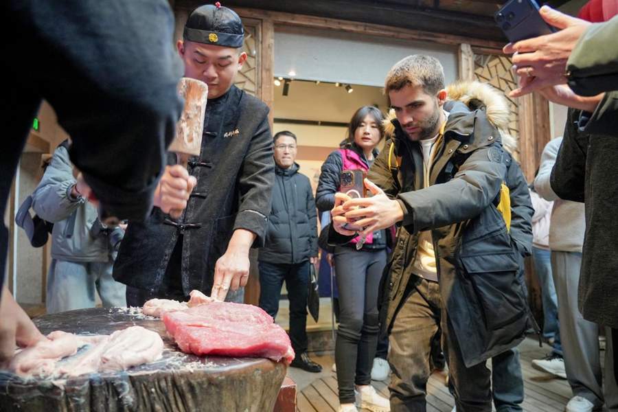現場學習包制“肉燕”