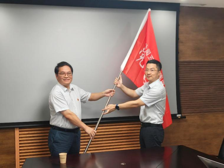 鑫叶投资管理公司五福仓库改扩建项目组党员突击队成立，公司领导为突击队授旗