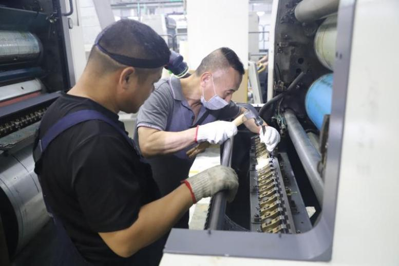 鑫叶投资管理公司胶印一车间机电维修人员修理滚筒叼牙