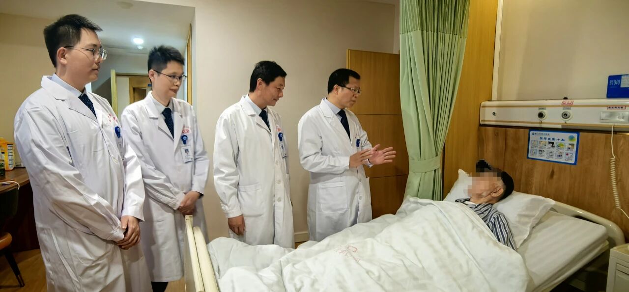 術后醫生醫生與患者溝通。廈門市第五醫院供圖