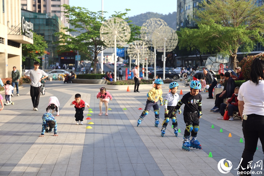 孩子們在廈門一處家門口的口袋公園玩樂。人民網記者 陳博攝