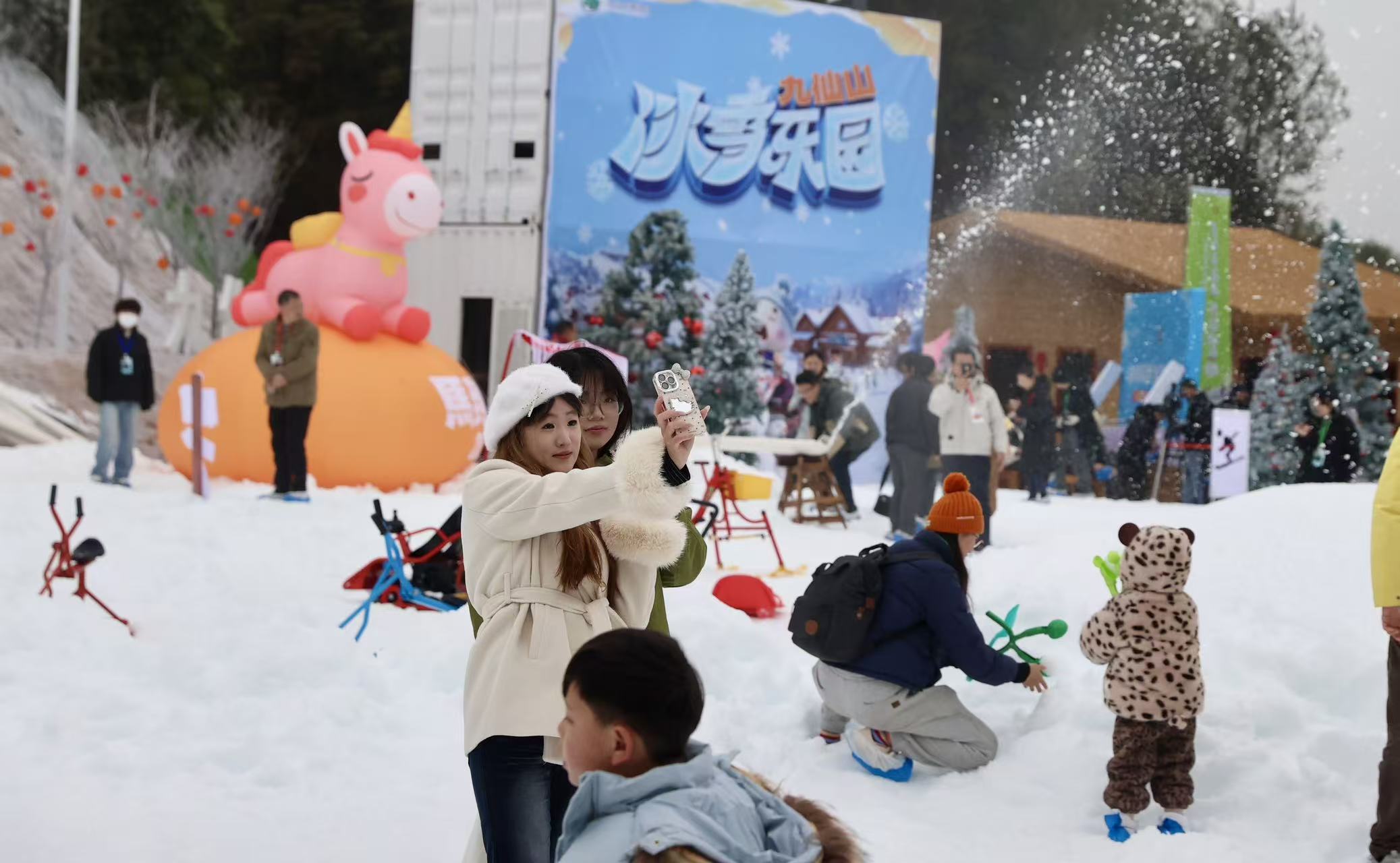 游客在九仙山小冰谷體驗打卡。陳小陽攝