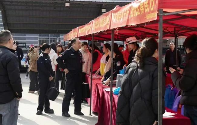 現場咨詢、發放資料，解讀惠民政策