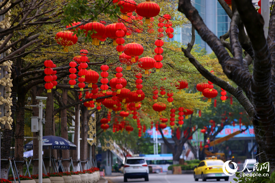 廈門街頭一片紅，年味漸濃。人民網記者 陳博攝