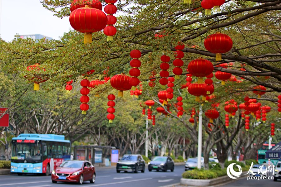 紅燈籠為城市增添了許多歡樂祥和、福氣滿滿的節日喜慶氛圍。人民網記者 陳博攝