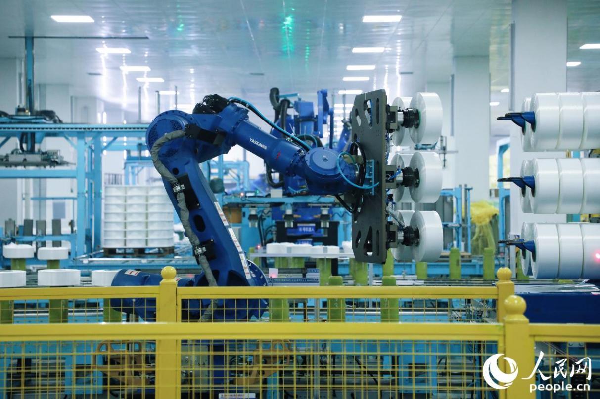 位於福州新區的超細旦錦綸生產車間。人民網記者 李唯一攝