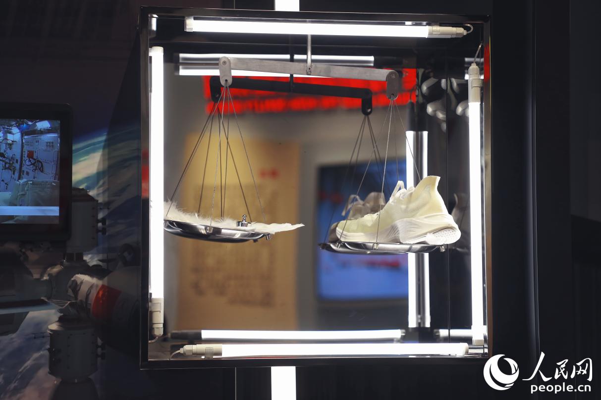 安踏自研的低密度、輕重量鞋。人民網記者 李唯一攝