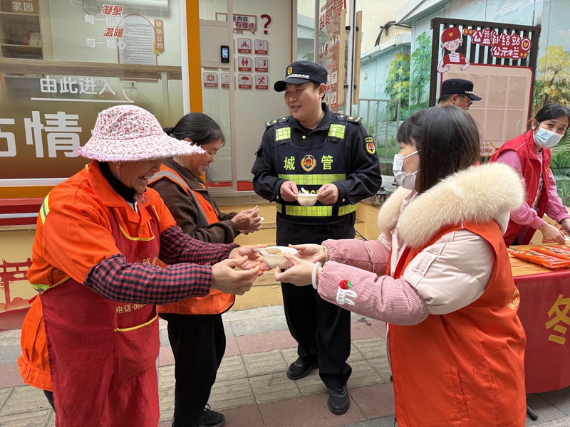 為轄區戶外勞動者送上熱氣騰騰的點心