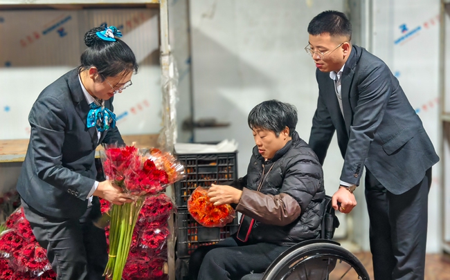 农行清流支行金融服务团队走访清流县嵩溪瑞清花卉专业合作社，开展普惠金融业务。农行清流支行供图