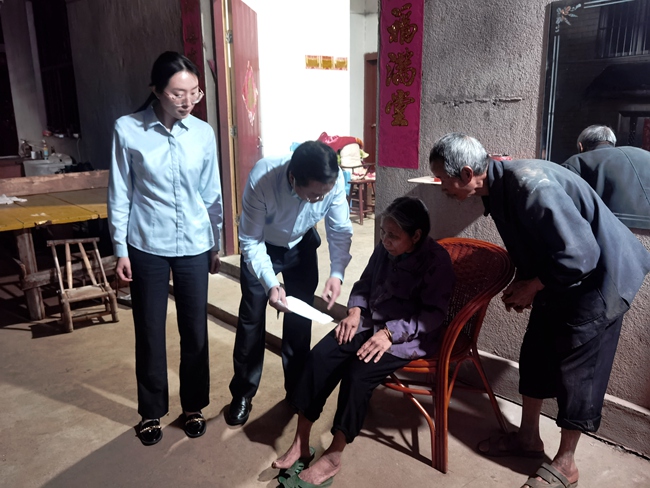 农行三明分行工作人员上门为出行不便的老人开展金融服务。农行三明分行供图