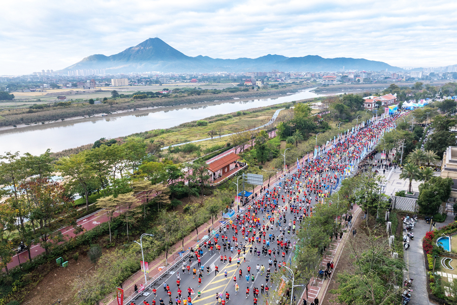 莆田马拉松赛道途经木兰溪、壶公山等多个地标。蔡昊摄