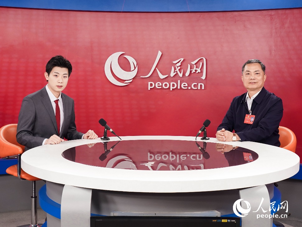 福建省政协委员、民革省委会副主委、省红十字会分管日常工作的副会长董良瀚做客人民网福建演播室。人民网记者 兰志飞摄