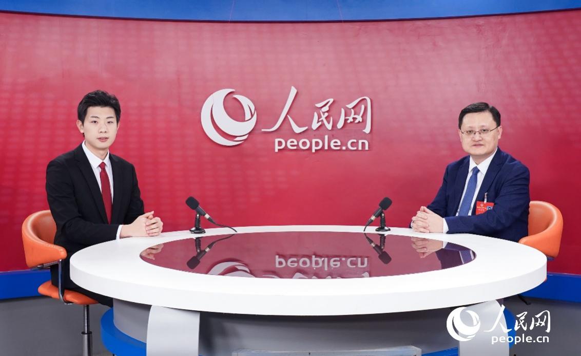 福建省政协委员、省肿瘤医院院长孙阳做客人民网福建演播室。人民网记者 兰志飞摄