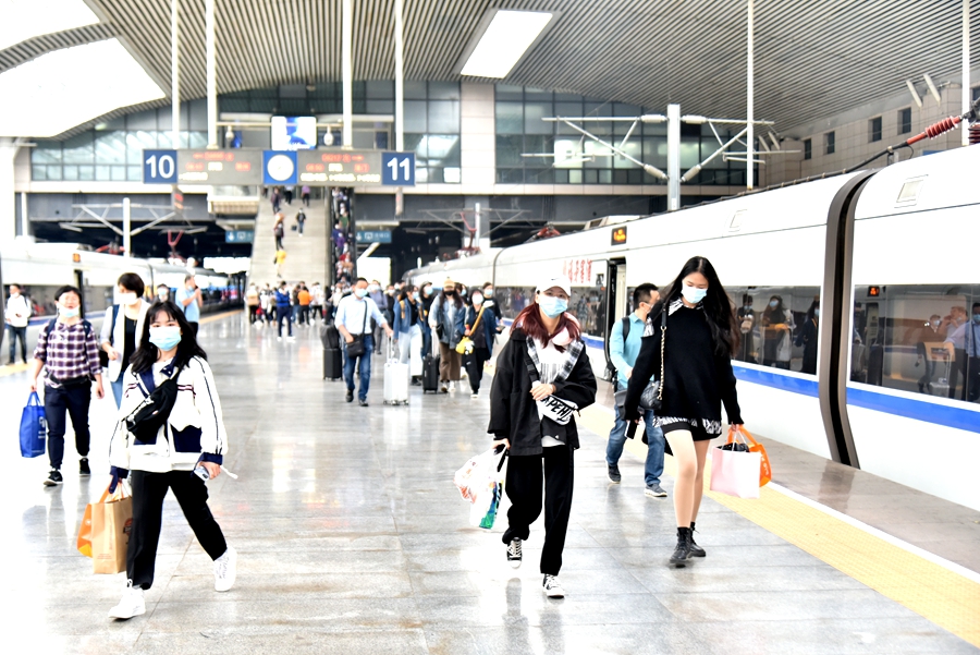 旅客们正有序乘车。江曲摄